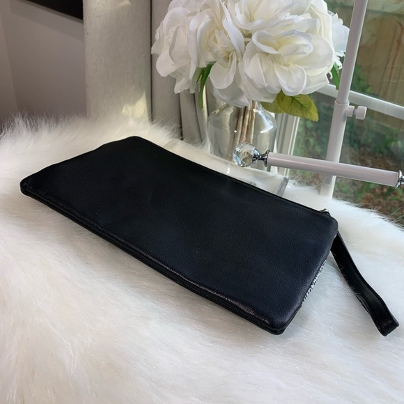 EXPRESS PEBBLED FAUX LEATHER TASSLED BLACK WHITE AND SILVER ZIP WRISTLET - Picture 4 of 16
